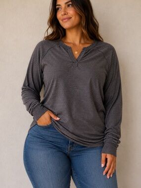 Women's Long Sleeve V-Neck Tee - Gray
